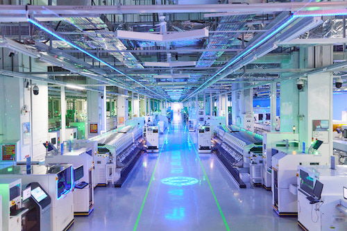 实探富士康郑州工厂 机械臂与年轻工人共舞的生产线变革